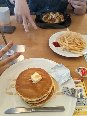 ジョナサンのパンケーキでお祝い